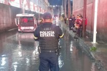 La combi quedó atrapada en una zona inundada de Tultitlán, cerca de la estación Cueyamil del Tren Suburbano AIFA.