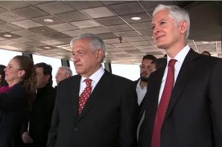 El Presidente de México junto al Gobernador del Esatdo presencian un aterrizaje en el AIFA