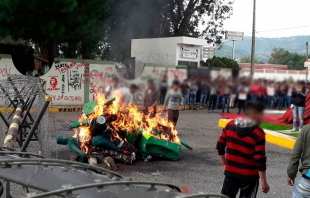 Normalistas queman mobiliario al interior de sus instalaciones para reprochar agresiones