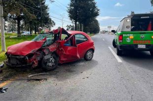 La víctima iba a bordo de un vehículo Chevy de color rojo en compañía de una mujer.