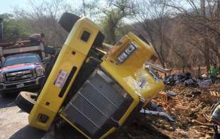 El tráiler quedó recostado sobre su lado izquierdo, afectando la vialidad a la altura de La Calera