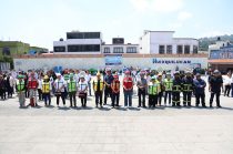 Servidores públicos de Huixquilucan participan en la evacuación de edificios durante el Simulacro Nacional 2026, tras la activación de 49 alarmas sísmicas en el municipio.