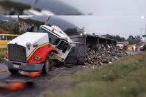 Aparentemente el chofer perdió el control por ir a exceso de velocidad.