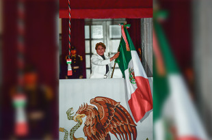 La mandataria mexiquense resaltó la unidad y el orgullo patrio durante la ceremonia del Grito de Independencia en la Plaza de los Mártires.