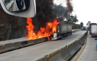 Tráiler de doble caja se incendia en la México-Puebla