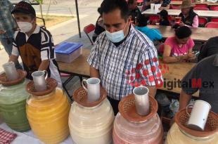 Los curados de cacahuate, avena, apio y frutas de temporada reflejan la tradición del lugar.