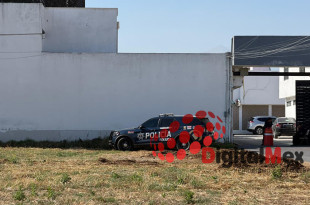 La vivienda en Cacalomacán, Toluca, fue resguardada por la Policía tras el homicidio de dos hombres en un presunto conflicto familiar.
