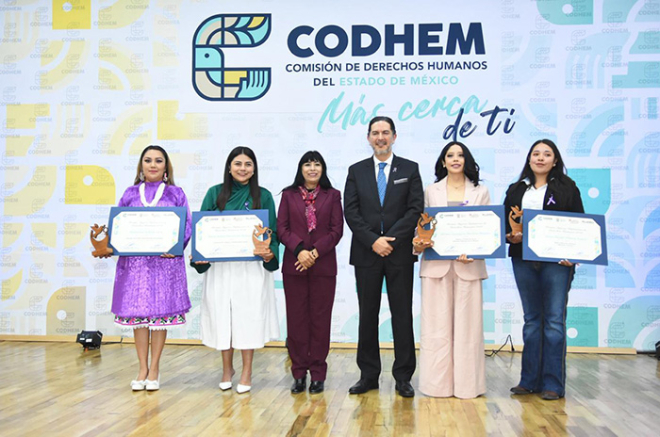 María Esther Rodríguez Hernández y Víctor Leopoldo Delgado Pérez junto a las galardonadas del Premio Mujeres Defensoras de Derechos Humanos 2026 en el Edoméx.