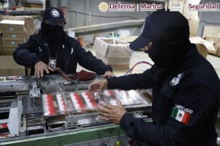 Autoridades aseguraron maquinaria utilizada presuntamente para la fabricación de cigarros apócrifos.
