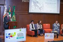 El rector Carlos Barrera entregó en el acto 10 pantallas, ocho proyectores y 100 pupitres.