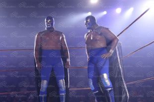 Blue Demon Jr. y Blue Demon Tercero hacen vibrar al público en el Gimnasio Agustín Millán de Toluca.