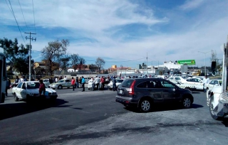 Taxistas provocan caos en Almoloya de Juárez; bloquean acceso