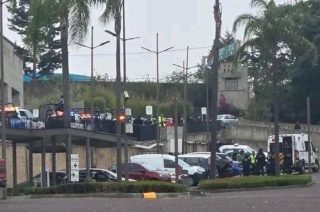 Familias y cuerpos de emergencia durante el operativo tras el ataque armado registrado en una plaza comercial de Atizapán de Zaragoza.