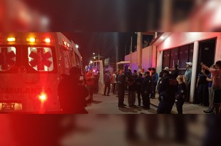 La mamá del joven recibió la noticia y acudió a reconocer el cuerpo que quedó tendido en el pavimento.