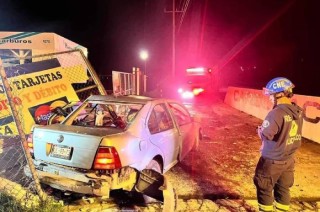 La víctima perdió el control del vehículo debido al exceso de velocidad, lo que provocó que se estrellara contra una malla ciclónica.