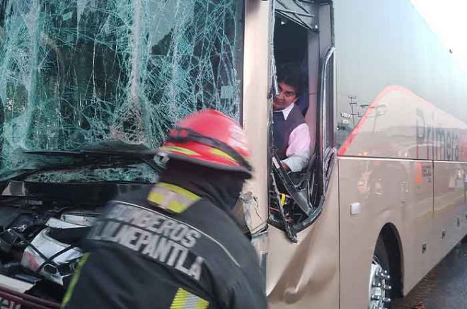 #Video: Fuerte choque de autobús deja a chofer prensado, en #Tlalnepantla