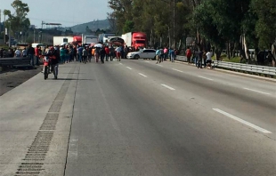 Bloquean la Mexico-Querétaro; exigen un camino