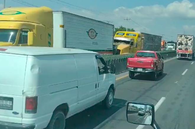 Participaron cuatro traileres que circulaban por el Circuito Exterior Mexiquense en Ecatepec 