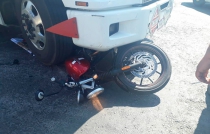 Se salva motociclista al ser arrollado por tráiler en Toluca