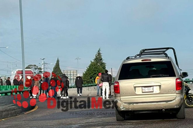 Personal forense de la Fiscalía General de Justicia del Estado de México inició investigaciones para determinar las causas del accidente