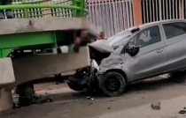 Toluca-Tenango: roban auto en centro comercial y chocan al ser perseguidos por policías