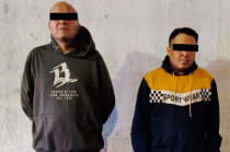 Dos presuntos integrantes de La Chokiza fueron detenidos en Ecatepec con chalecos tácticos, droga, armas y efectivo. 
