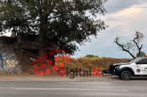 El cadáver yacía a un costado de la carretera Toluca–Tenango del Valle, junto a una bicicleta abandonada que llamó la atención de automovilistas.