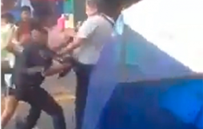 #Video: Mototaxistas a patadas y toletazos en enfrentamiento con policías de #Chimalhuacán