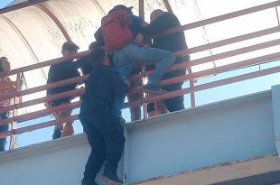 Rescatan a hombre que quería lanzarse de puente en Edoméx