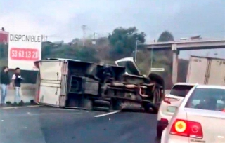 #Video #Naucalpan: Vuelca camioneta de carga en la Chamapa-Lechería