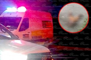 Autoridades resguardaron la zona tras localizar el cuerpo sin vida de una mujer dentro de un canal de aguas negras.
