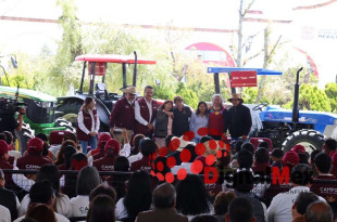 La mandataria mexiquense entregó 448 tractores que beneficiarán a más de 5,400 familias productoras.