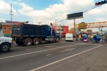 Habitantes de dos comunidades bloquearon la Texcoco-Lechería para exigir que se resuelva una disputa territorial que afecta a unas 7 mil personas.