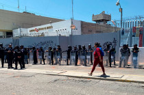 Familiares de internos protestaron por presuntos abusos y quemaron un vehículo, además, la carretera Chalco-Mixquic fue cerrada por horas.