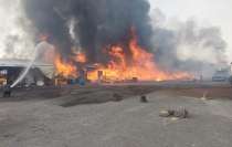 Hubo varias bodegas desplomadas y al menos un vehículo calcinado