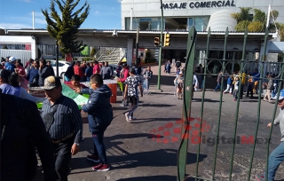 #Toluca: Locatarios del Juárez enfurecen por ambulantes y bloquean calles