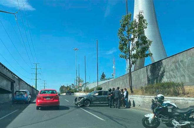 El incidente ocurrió en las Torres Bicentenario, donde un vehículo prácticamente invadió dos carriles