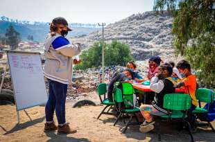 Para que niñas, niños y adolescentes, cuyos padres laboran en el tiradero de Escalerillas, en Chimalhuacán, no pierdan el año escolar