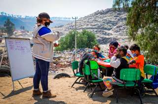 Para que niñas, niños y adolescentes, cuyos padres laboran en el tiradero de Escalerillas, en Chimalhuacán, no pierdan el año escolar