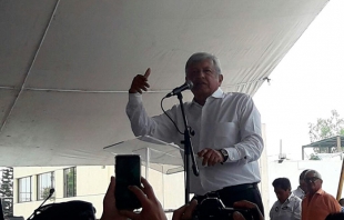 &quot;Vamos a bajar los sueldos de los de arriba”: López Obrador