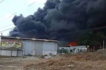 Los fuertes vientos han complicado las labores para sofocar el incendio.