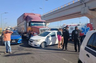El camión era conducido por Juan Manuel “N”, de 37 años, quien venía proveniente de Jalisco por el Camino Libre a Tonanitla, pero al tratar de incorporarse a la Vía Morelos, se quedó sin frenos.