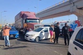 El camión era conducido por Juan Manuel “N”, de 37 años, quien venía proveniente de Jalisco por el Camino Libre a Tonanitla, pero al tratar de incorporarse a la Vía Morelos, se quedó sin frenos.