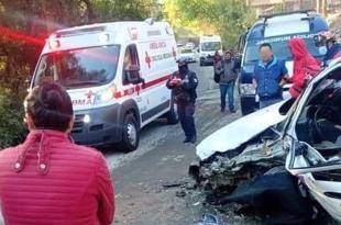 Los vehículos, un particular tipo Bora y un taxi tipo Tsuru, impactaron, causando severos daños.