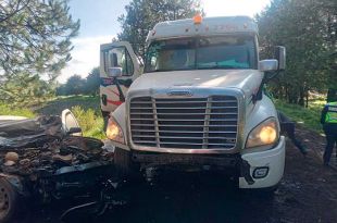 Chocan tráiler y vehículo en Zinacantepec