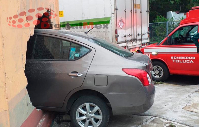 Toluca: derriba pared de bodega y queda incrustada con su auto