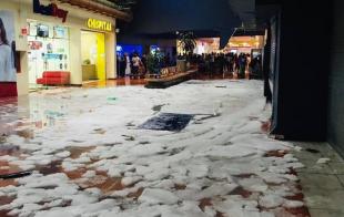 Los hechos se registraron ayer domingo, luego de que cayera granizo y este provocara que una parte del domo de la plaza se desplomara.