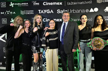 Las campeonas Ibeth “Roca” Zamora, Lupita Martínez, Camila Panatta y la promotora Mariana Caballero posan durante la premier del documental “Rómpete la madre”.