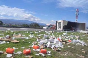 La mercancía y cajas que transportaba quedaron esparcidas en la carretera.