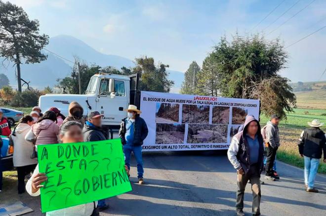 Personas impiden el paso por la carretera Santiago-Chalma en protesta por la tala inmoderada que ha secado las lagunas de Zempoala y devastado los bosques.
